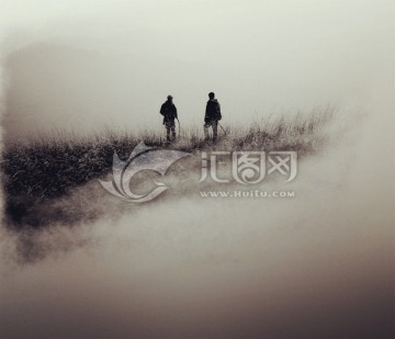 黑白摄影 云雾 远山 游客