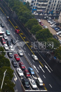 雨中的公路俯拍