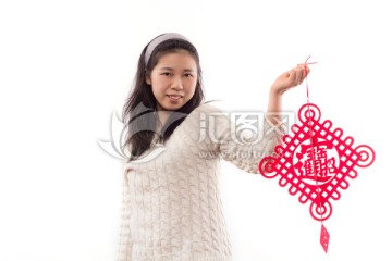 手拿春节挂饰的中国女孩