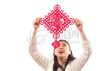 手拿春节挂饰的中国女孩