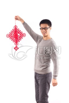 手拿春节挂饰的中国男孩