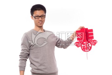 手拿春节挂饰的中国男孩