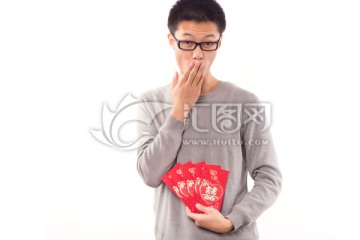 拿着喜字红包的中国男孩