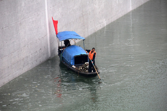 三峡大坝 清洁船只