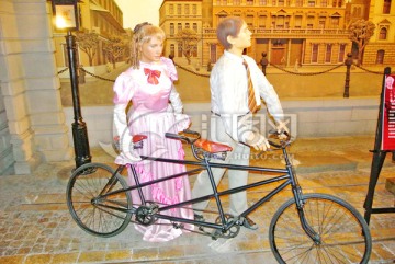 民国骑自行车的情侣 民俗蜡像