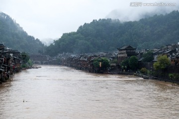 雨后山景