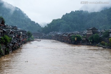 雨后山景