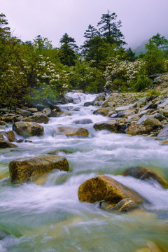 瀑布溪流