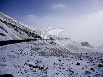 雪山上的公路