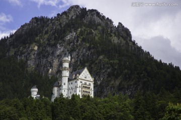 背靠大山的天鹅堡