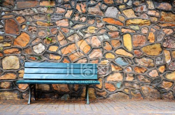 石墙下的长椅