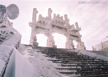 冰雪石牌坊