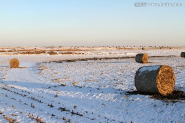 雪后田野 大草卷 草捆