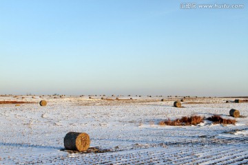 雪后田野 大草卷 草捆