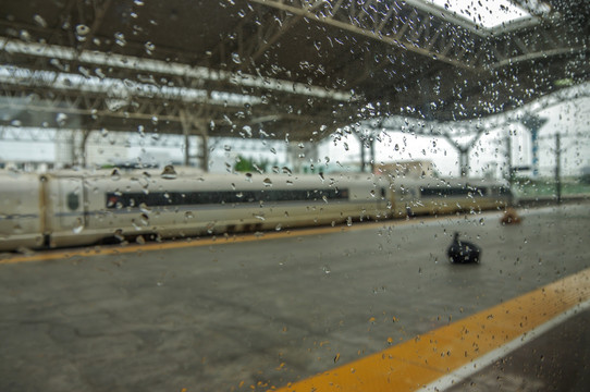 雨滴水珠车窗外火车站站台