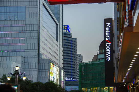 城市商业街夜景