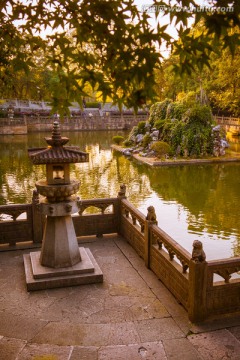 杭州雷峰塔庭院水池