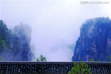 在雨中