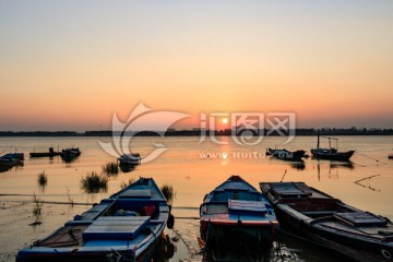 夕阳黄昏 江上日落 一排渔船