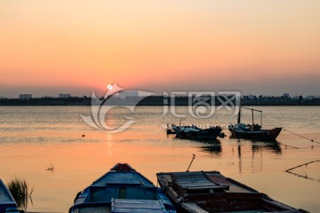 夕阳黄昏 江上日落 一排渔船