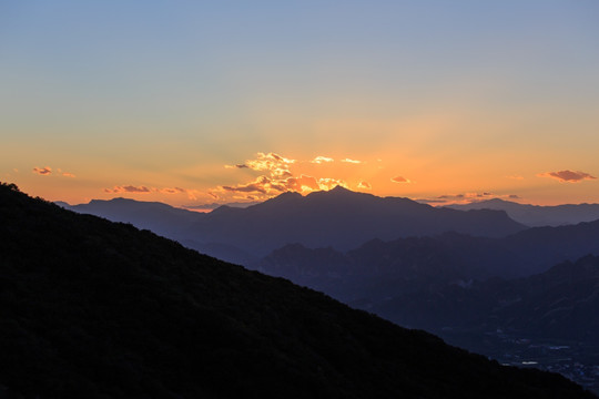 北京西山森林公园夕阳晚霞