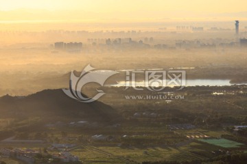 西山远眺北京颐和园玉峰塔晨景