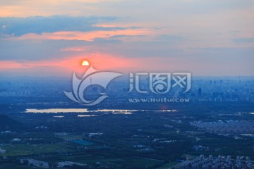 西山远眺北京城西城区日出