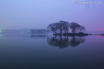 雾锁明湖