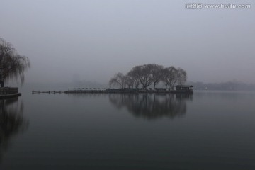 雾锁明湖