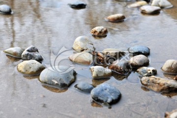 水边石头