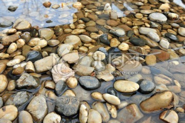 水中小石头 小河岸边