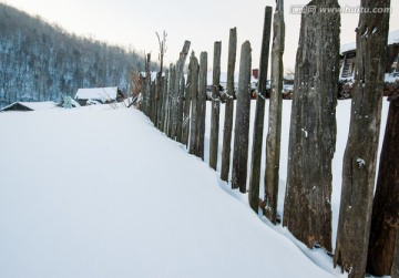 东北山村雪景