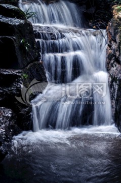 小溪流水