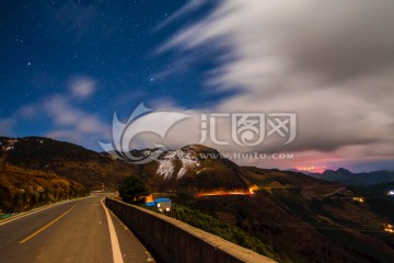 星空下的雪山公路