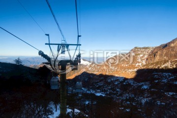 轿子雪山登山缆车风光