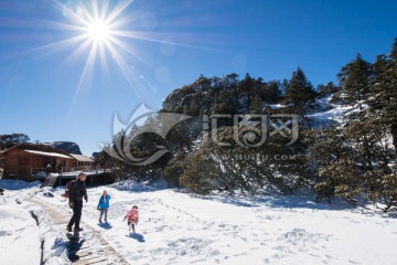 三口之家的雪山之旅