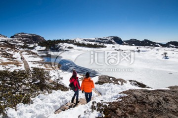 木邦海雪地栈道红衣情侣