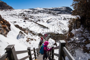 雪山栈道上的红衣女客