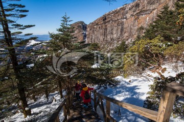 林海雪地栈道上的红衣少女