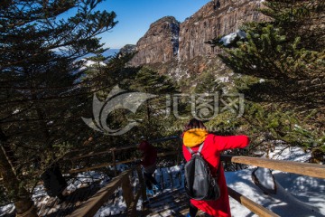 林海雪地栈道上的红衣少女