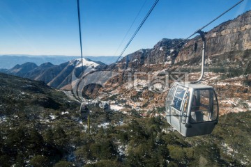 轿子雪山登山缆车风光