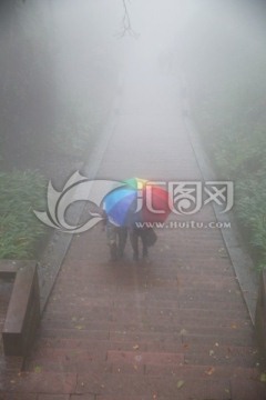 雨雾登山