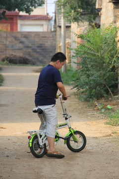 骑单车的儿童背影