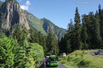 九寨沟蓝天白云高山森林山水风景