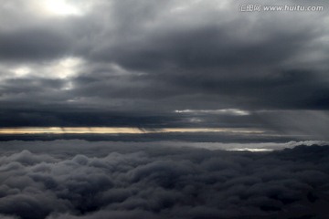 高空云层之间