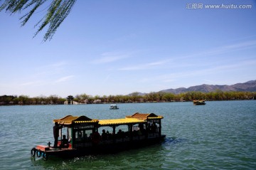 颐和园昆明湖的游船