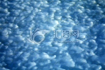 河面棉絮状的冰面纹理