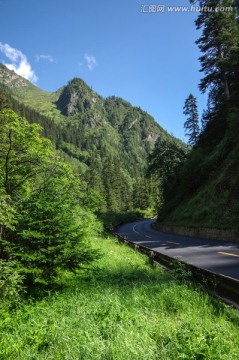 九寨沟蓝天白云高山森林山水风景