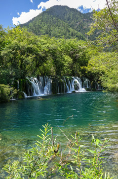 山林瀑布流水