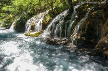 九寨沟高山森林小溪瀑布流水